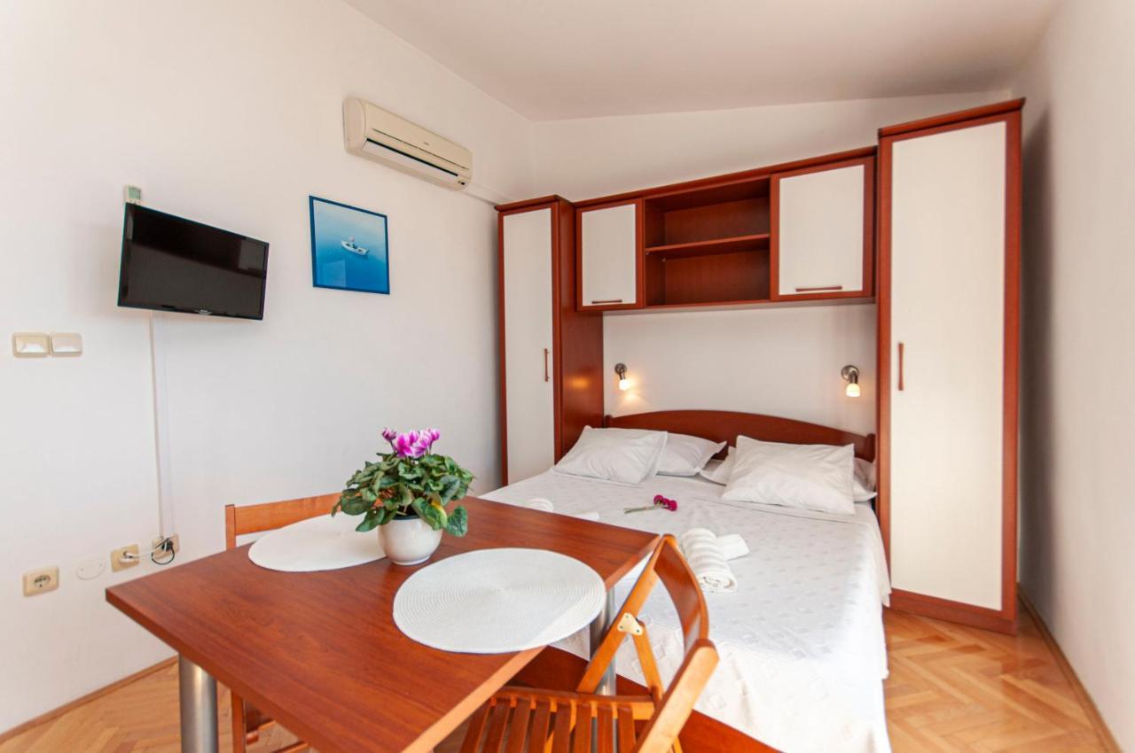 Apartments And Rooms Nikola Omiš Екстериор снимка
