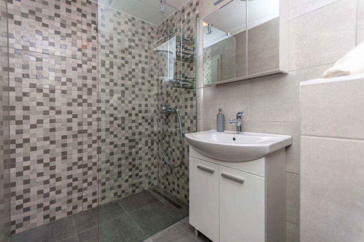 Apartments And Rooms Nikola Omiš Екстериор снимка