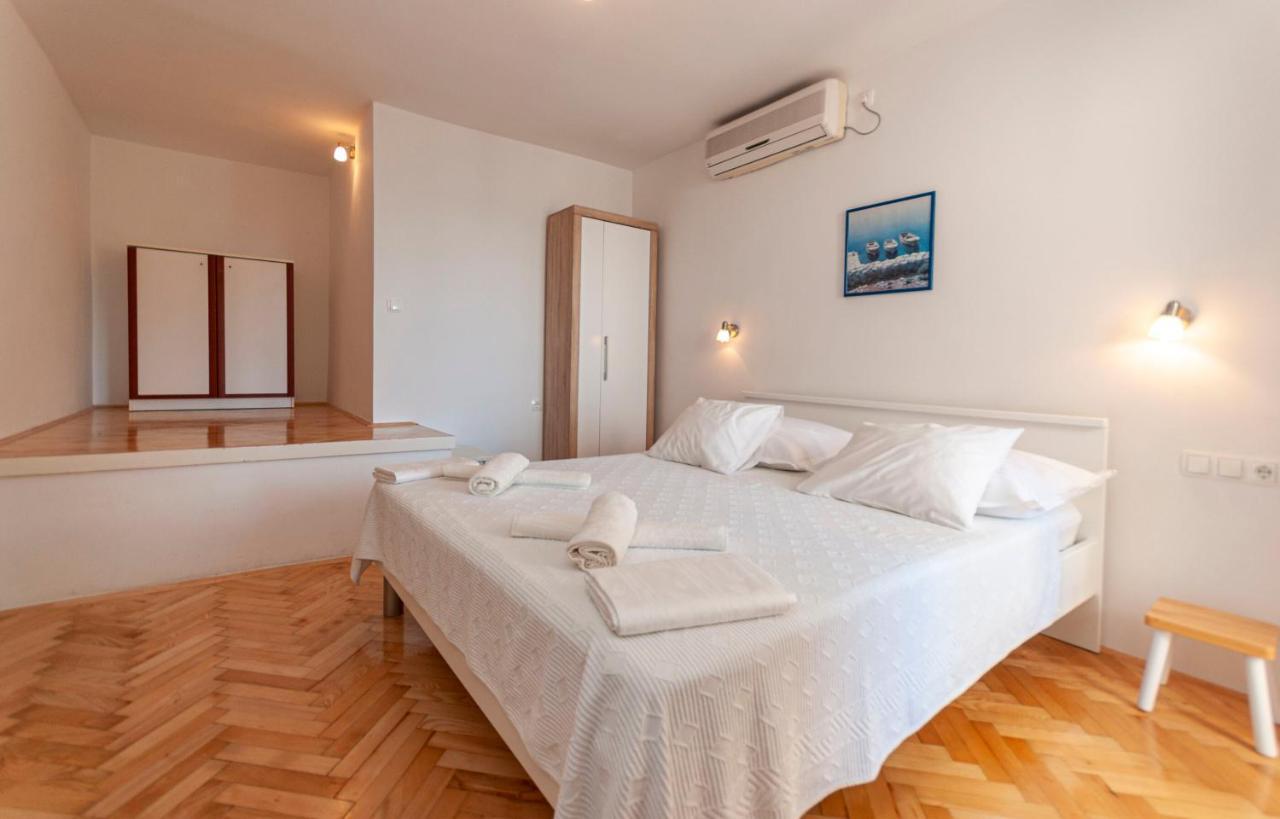 Apartments And Rooms Nikola Omiš Екстериор снимка