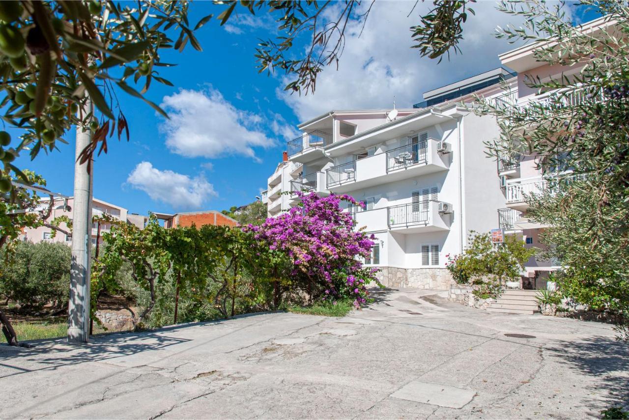Apartments And Rooms Nikola Omiš Екстериор снимка