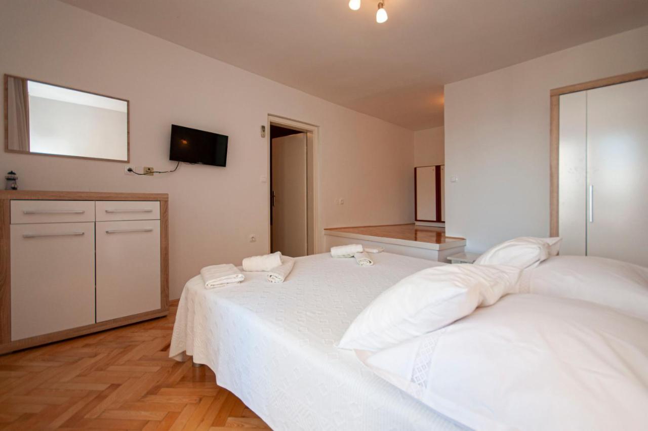 Apartments And Rooms Nikola Omiš Екстериор снимка