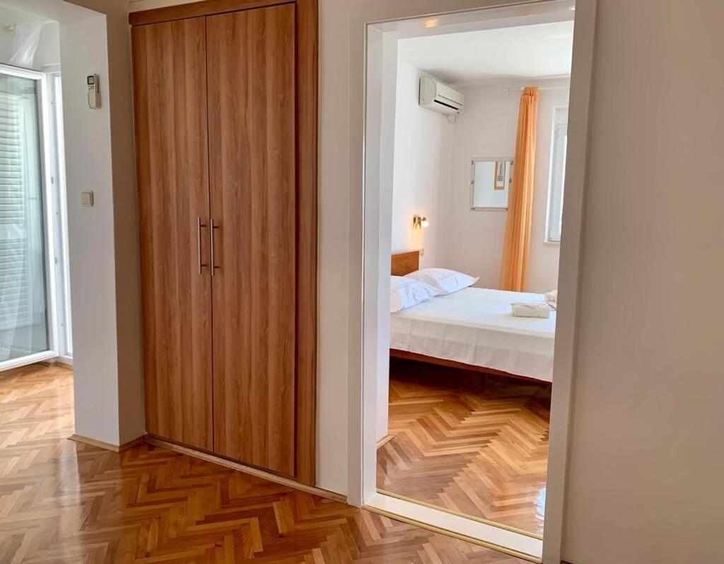 Apartments And Rooms Nikola Omiš Екстериор снимка