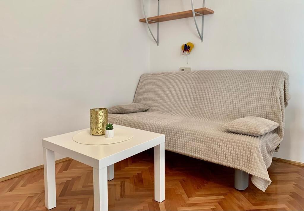 Apartments And Rooms Nikola Omiš Екстериор снимка